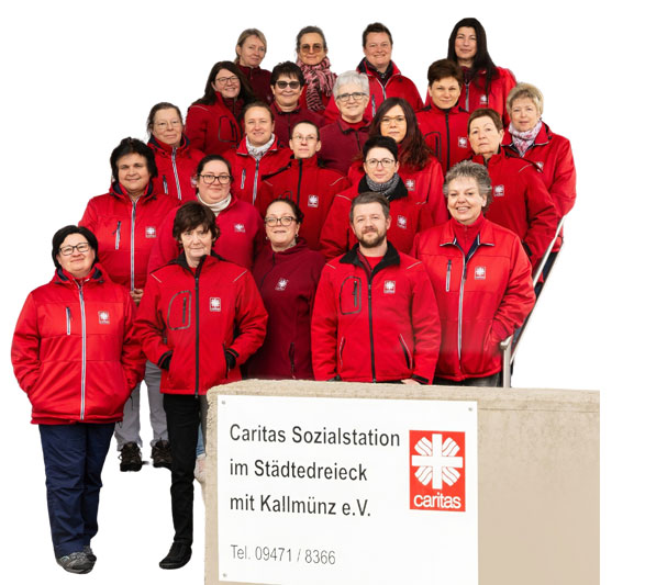caritas-team-teublitz-1 Eine kleine Gruppe von Senioren im Gespräch mit einer Pflegekraft in der Caritas Tagespflege „Am Stadtpark