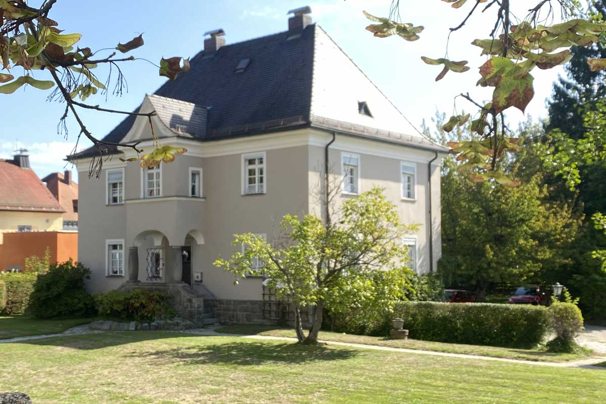 Zwei lächelnde Pflegekräfte der Caritas im Einsatzfahrzeug für die ambulante Pflege im Städtedreieck.