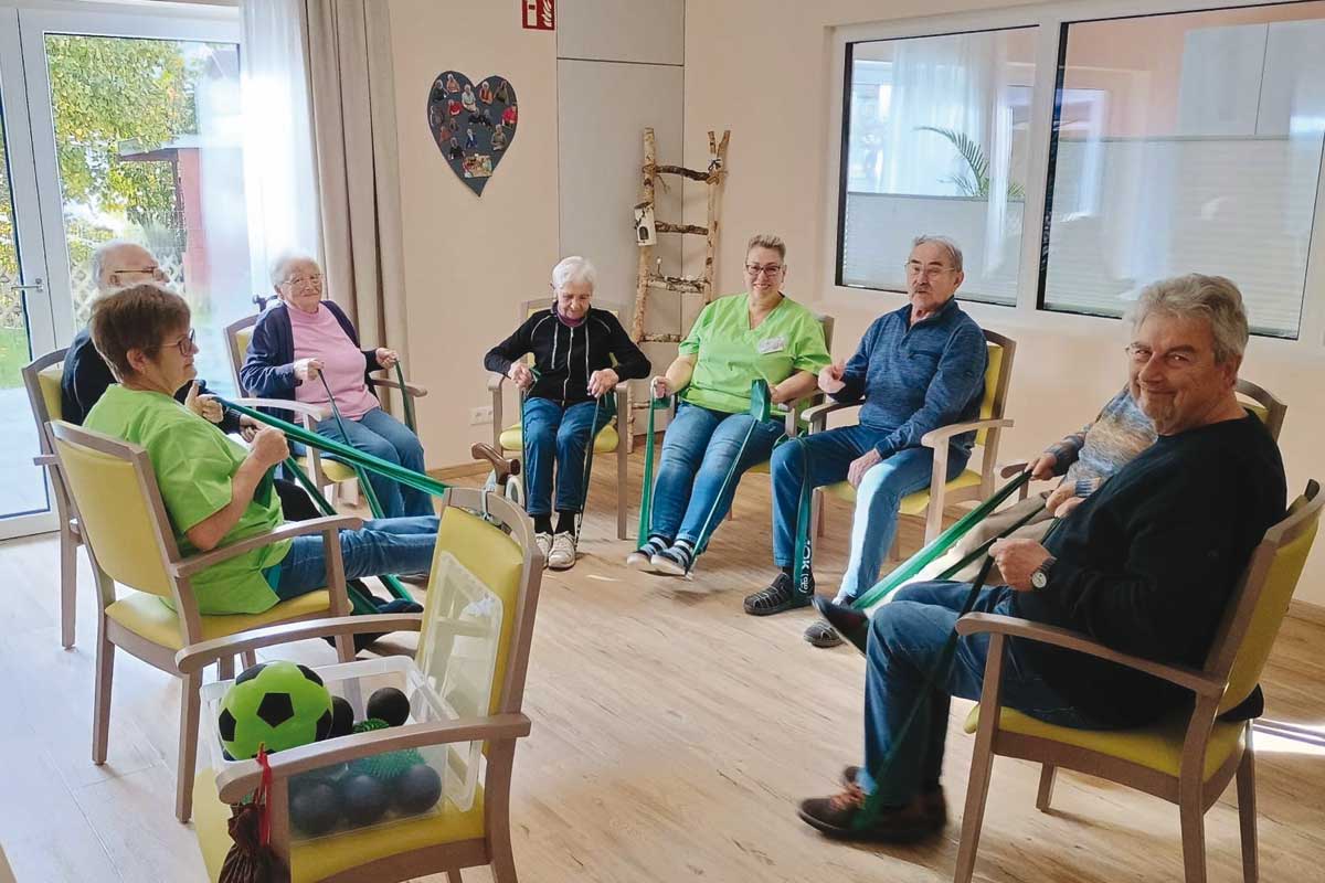 Eine Pflegekraft stützt die Hand einer Seniorin am Gehstock – Unterstützung zur Erhaltung der Mobilität im Alltag.